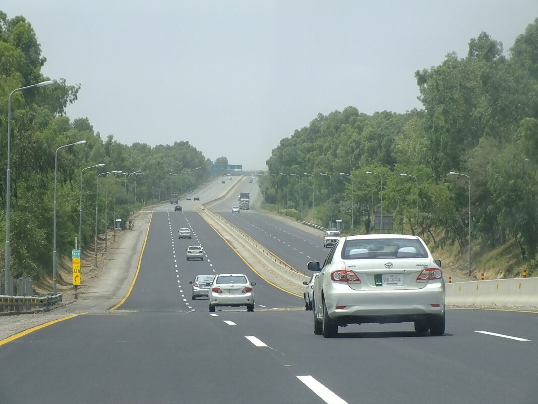 Sahianwala M-4 crash motorway Pakistan